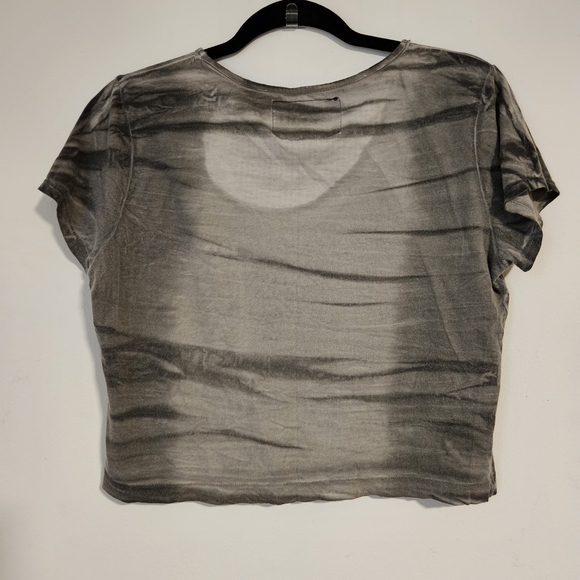 Chic Distressed Gray Crop Top with Zipper Pocket - Picture 3 of 5